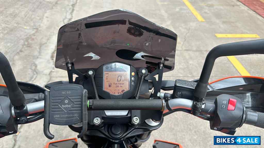 Electric Orange KTM Duke 200 2022