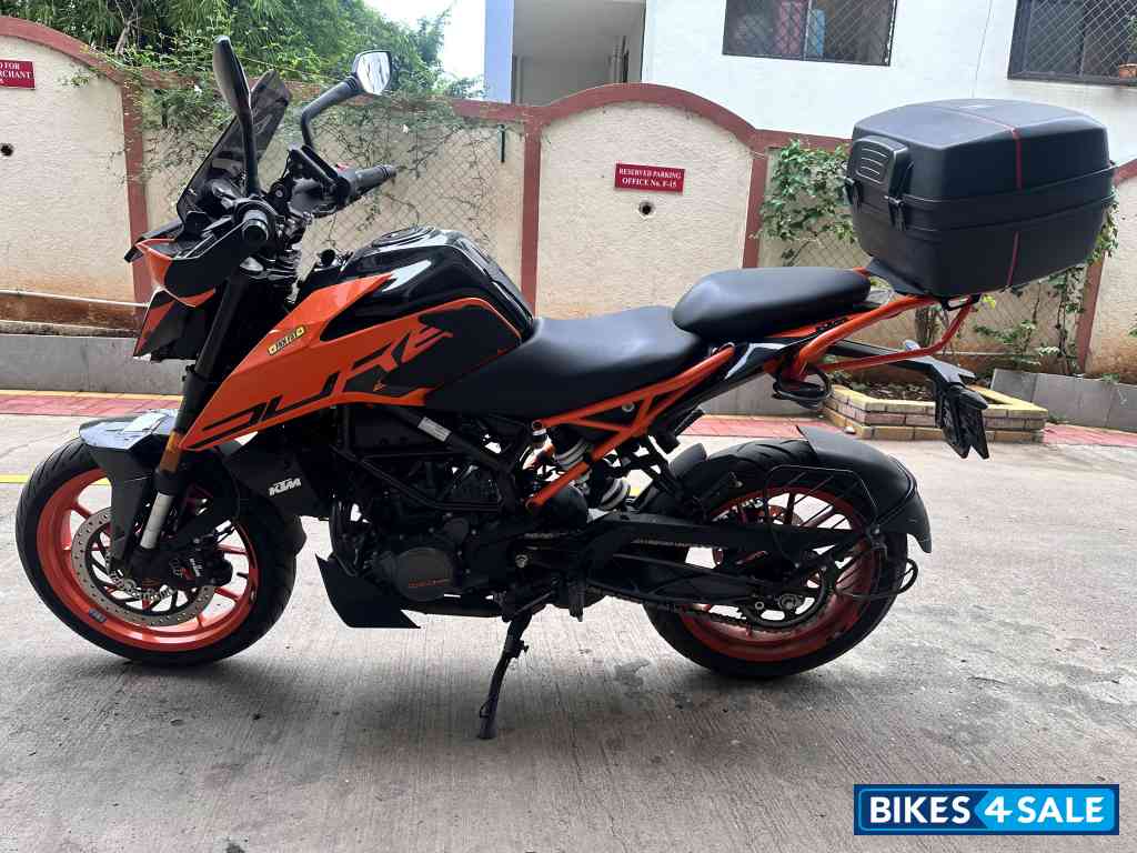 Electric Orange KTM Duke 200 2022