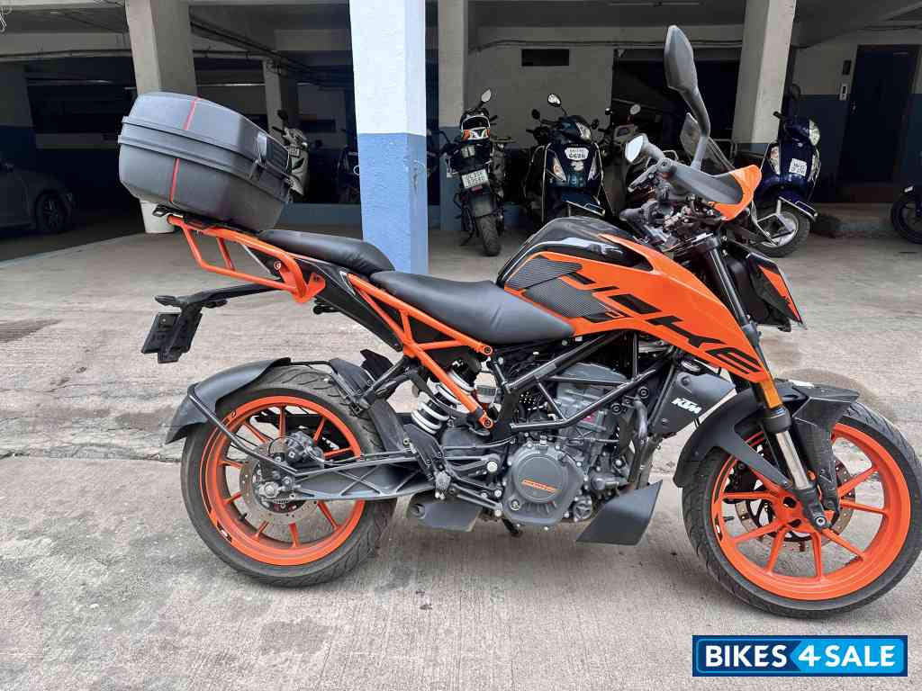Electric Orange KTM Duke 200 2022