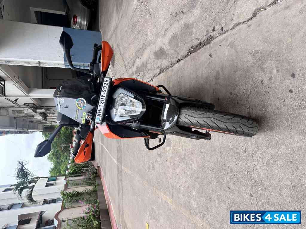 Electric Orange KTM Duke 200 2022