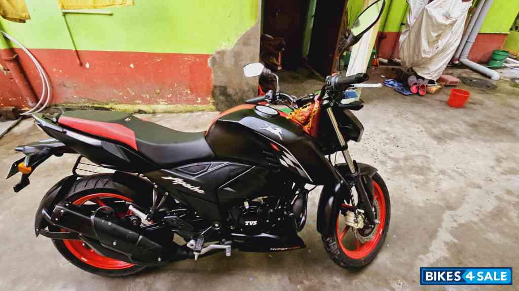 Black And Red TVS Apache RTR 160 4V Special Edition
