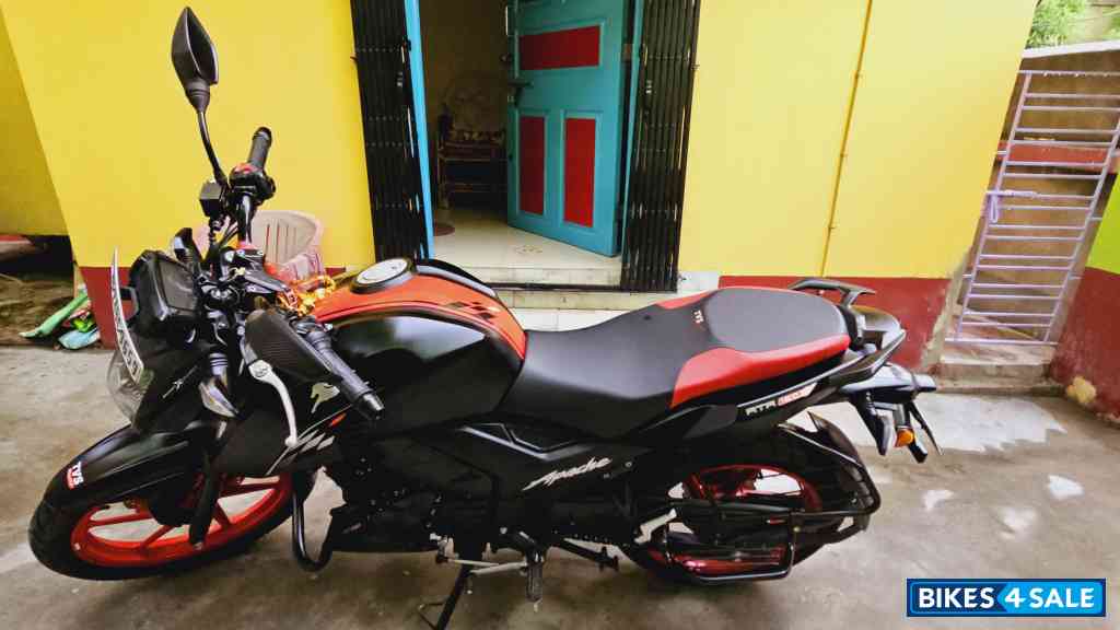 Black And Red TVS Apache RTR 160 4V Special Edition
