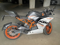 White KTM RC 390