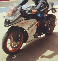 White KTM RC 390