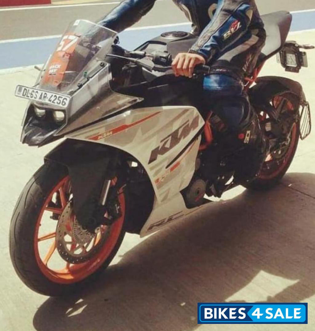 White KTM RC 390