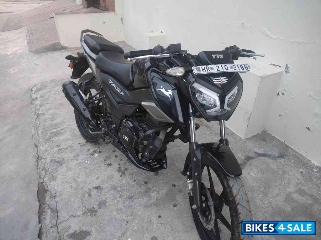 Black TVS Raider 125