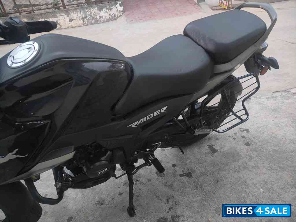 Black TVS Raider 125