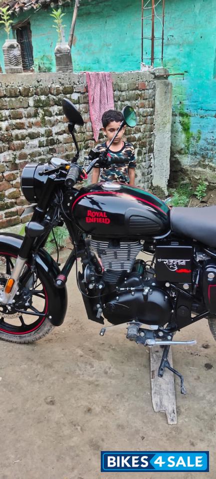 Black Royal Enfield Classic Stealth Black