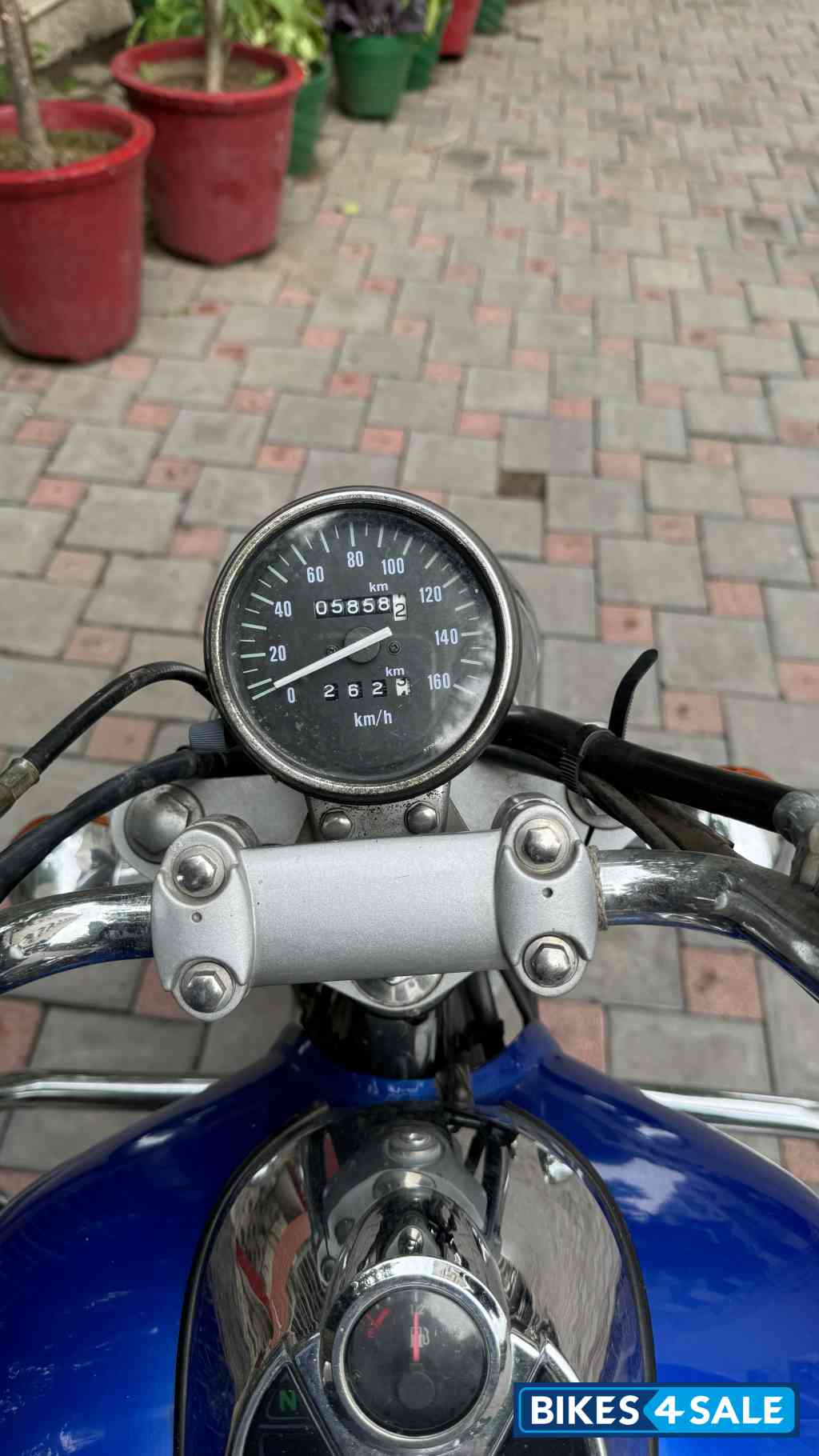 Blue Bajaj Avenger 220 DTS-i