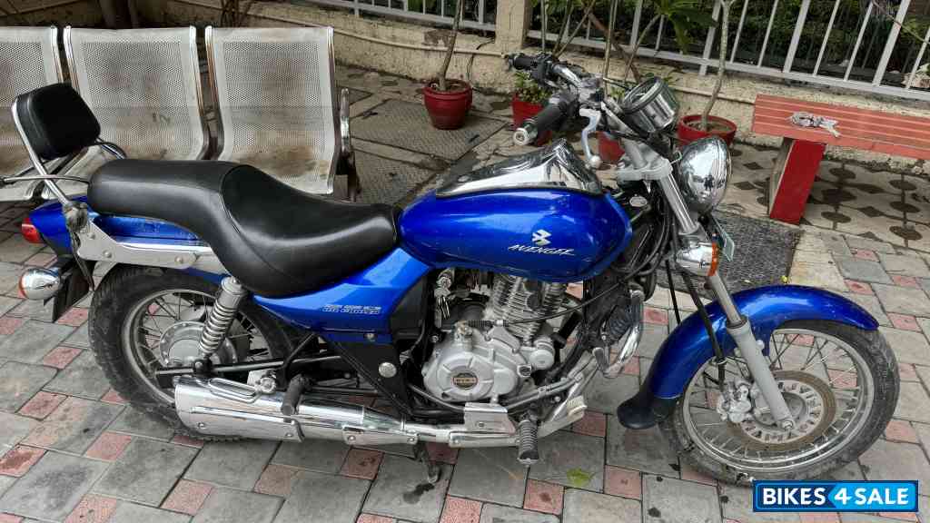 Blue Bajaj Avenger 220 DTS-i