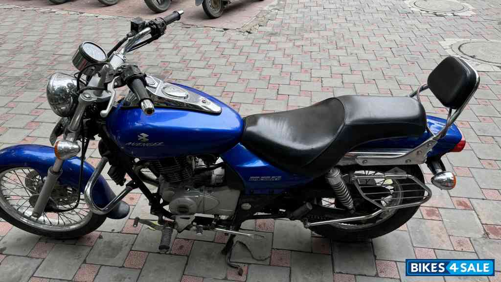 Blue Bajaj Avenger 220 DTS-i
