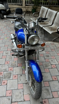 Blue Bajaj Avenger 220 DTS-i
