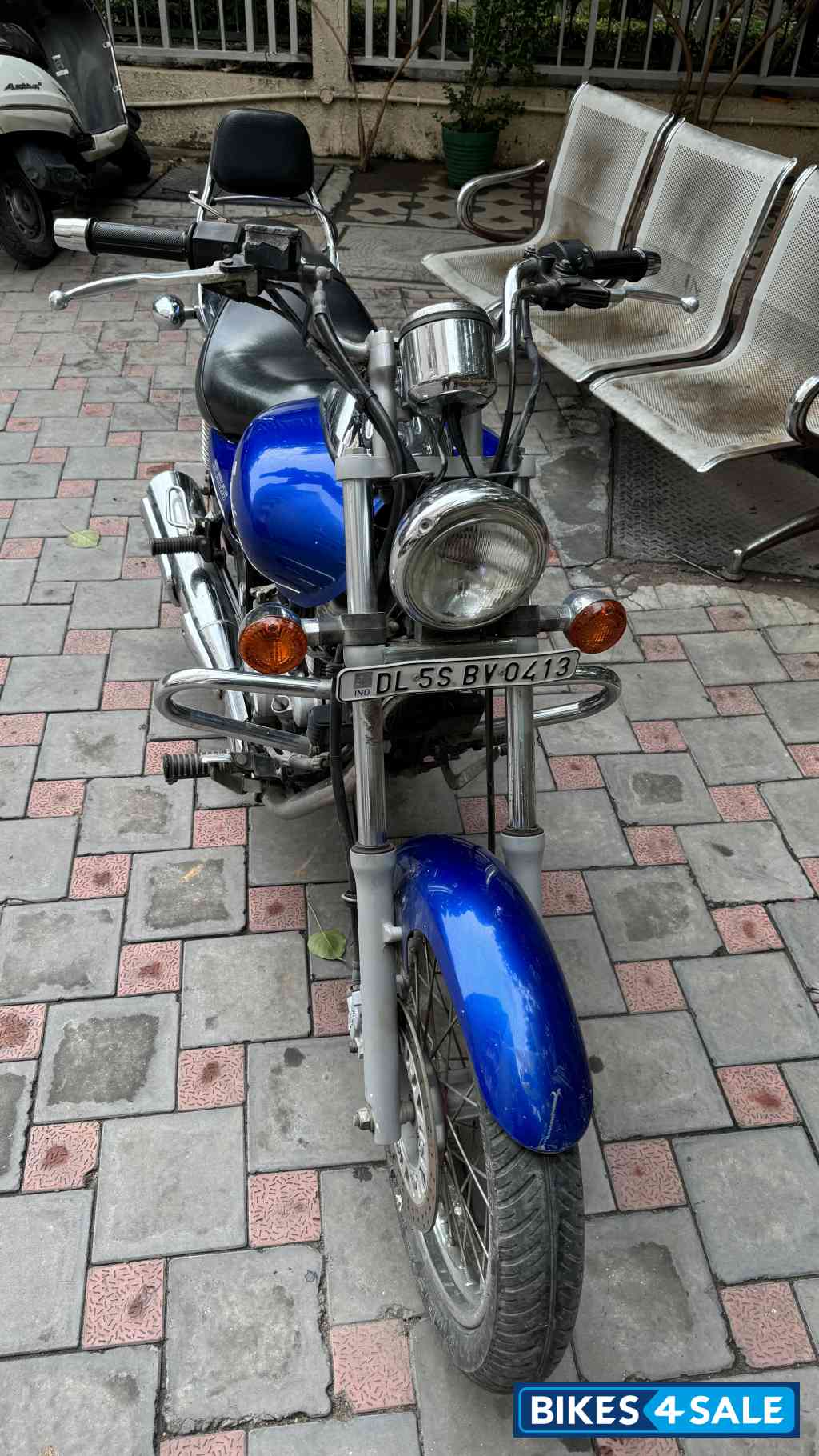 Blue Bajaj Avenger 220 DTS-i