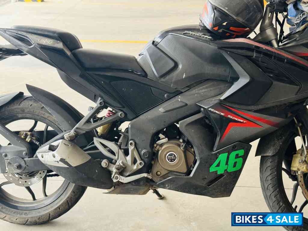 Bajaj Pulsar RS 200 ABS