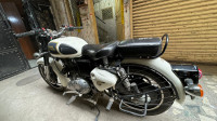 White Royal Enfield Classic 350