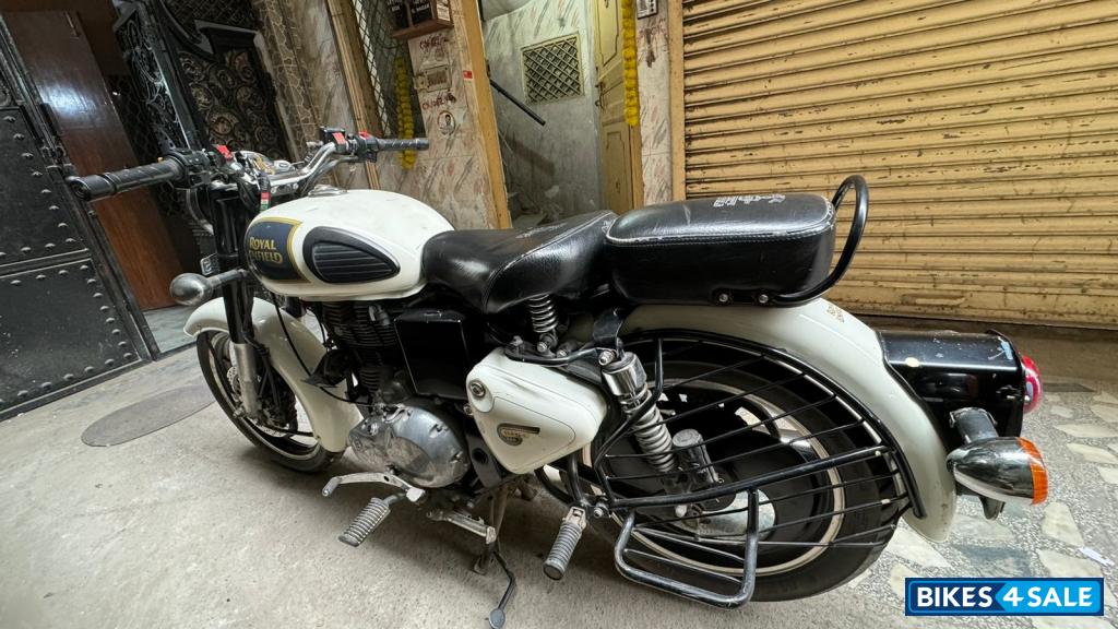 White Royal Enfield Classic 350 White Royal Enfield Classic 350