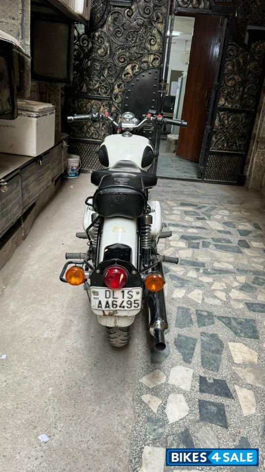 White Royal Enfield Classic 350 White Royal Enfield Classic 350