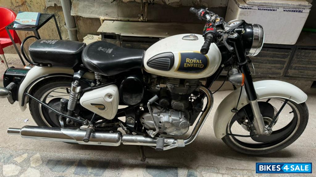 White Royal Enfield Classic 350 White Royal Enfield Classic 350