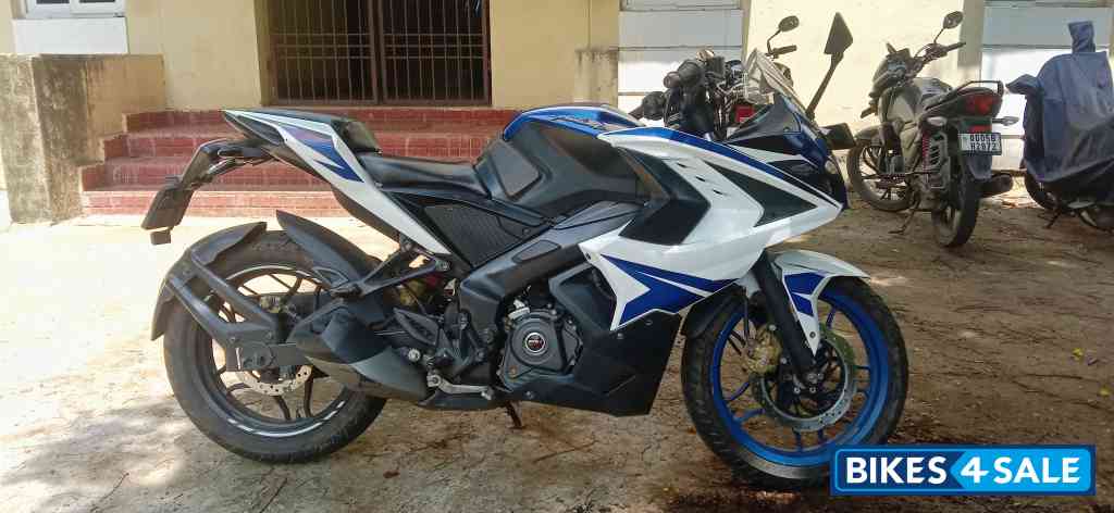 Bajaj Pulsar RS 200 ABS