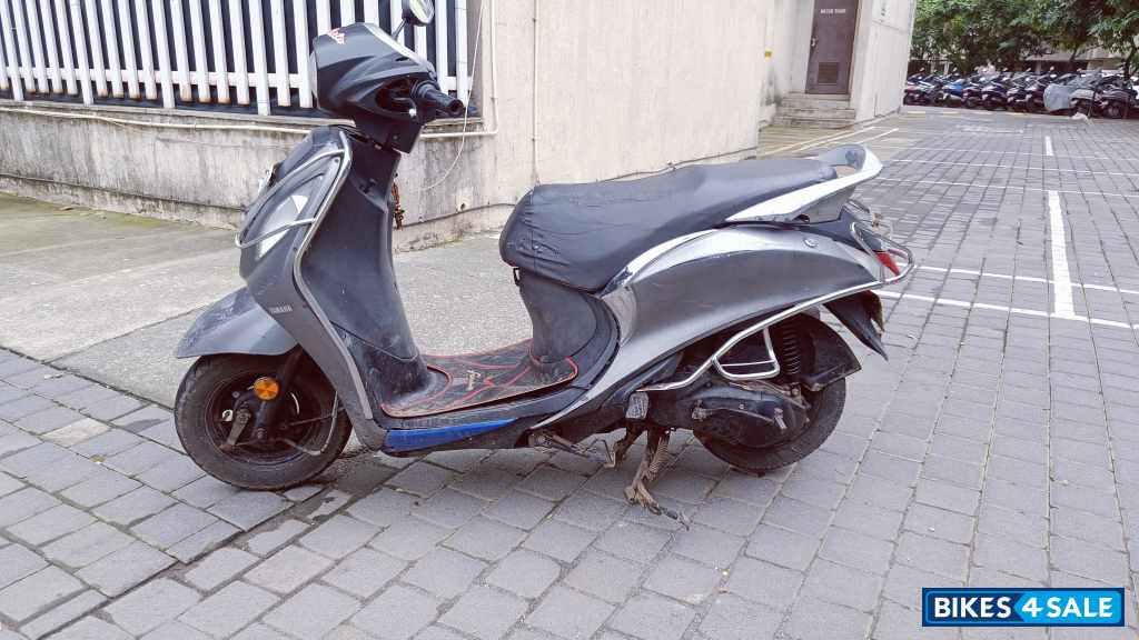 Black-grey Yamaha Fascino