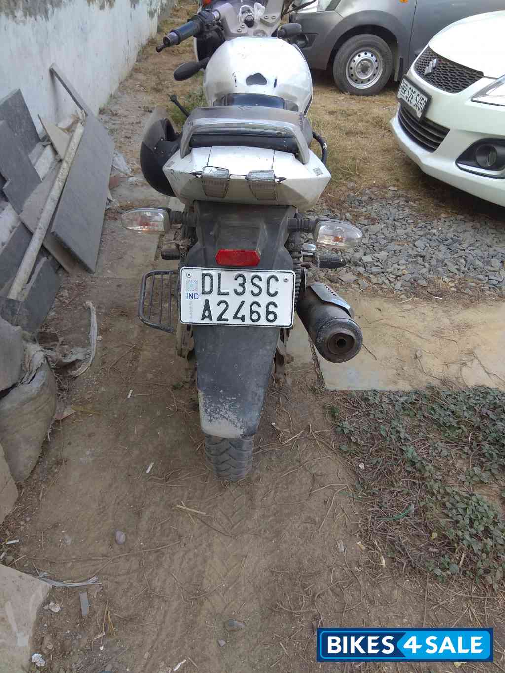 White Bajaj Pulsar 150 White Bajaj Pulsar 150