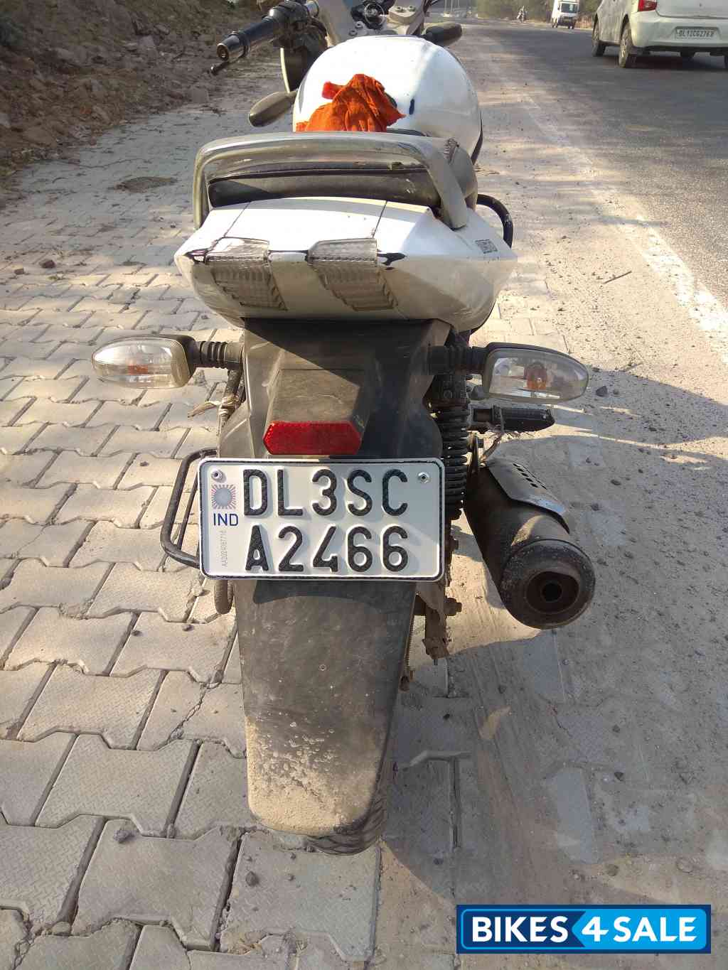 White Bajaj Pulsar 150 White Bajaj Pulsar 150