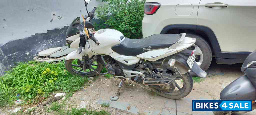White Bajaj Pulsar 150 White Bajaj Pulsar 150