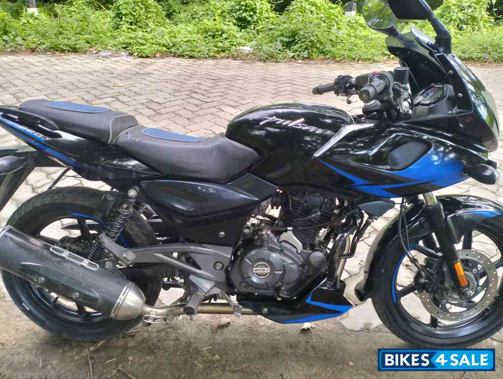 Bajaj Pulsar 220F