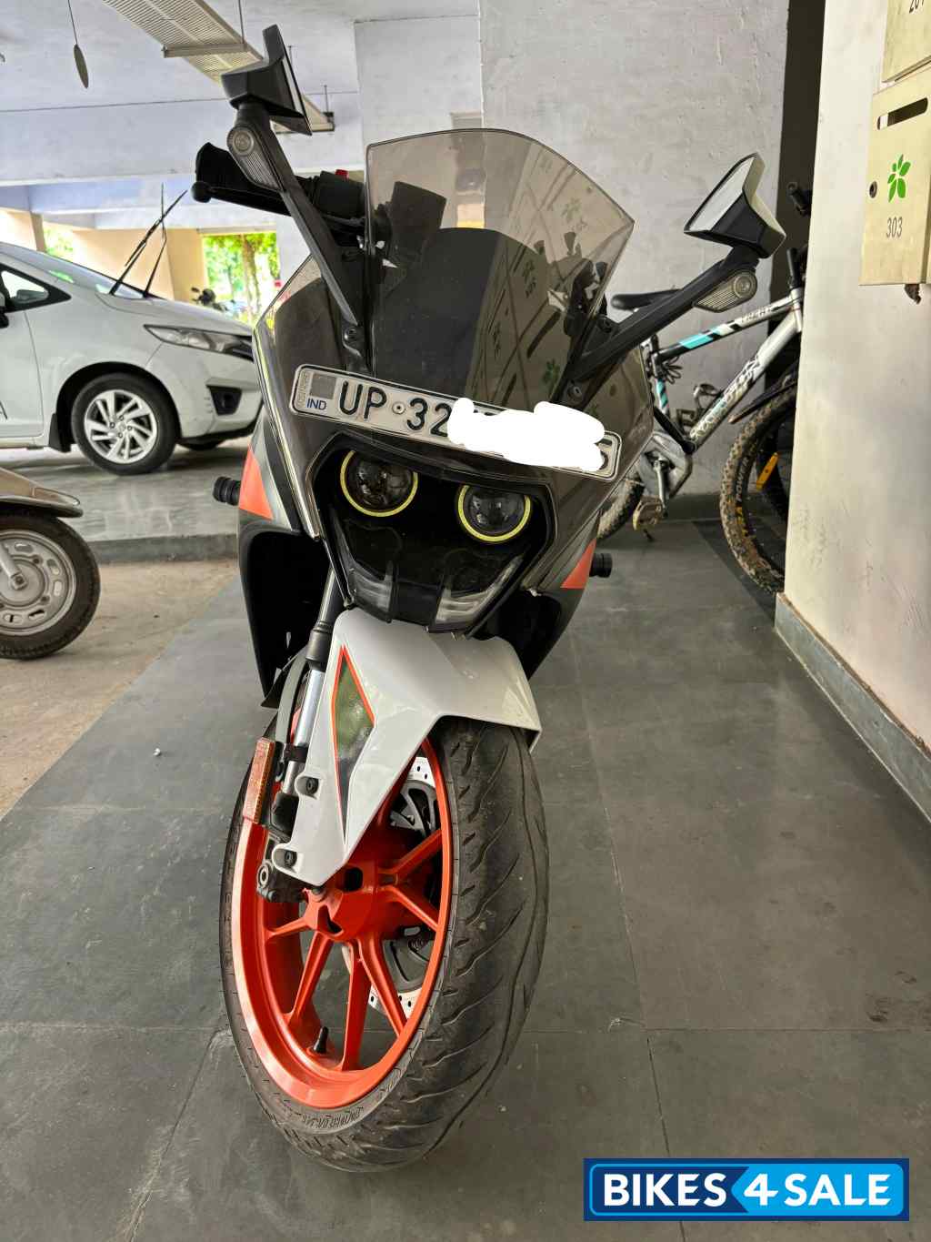 White KTM RC 125