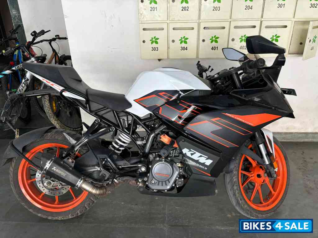 White KTM RC 125
