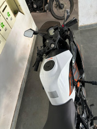 White KTM RC 125