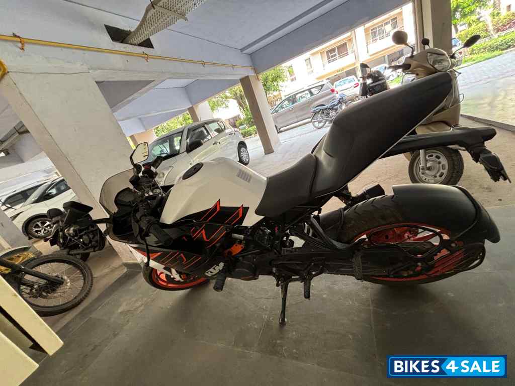 White KTM RC 125