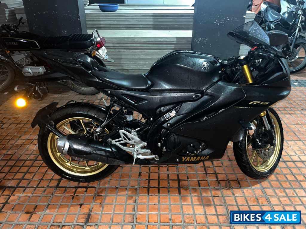 Yamaha R15 V4