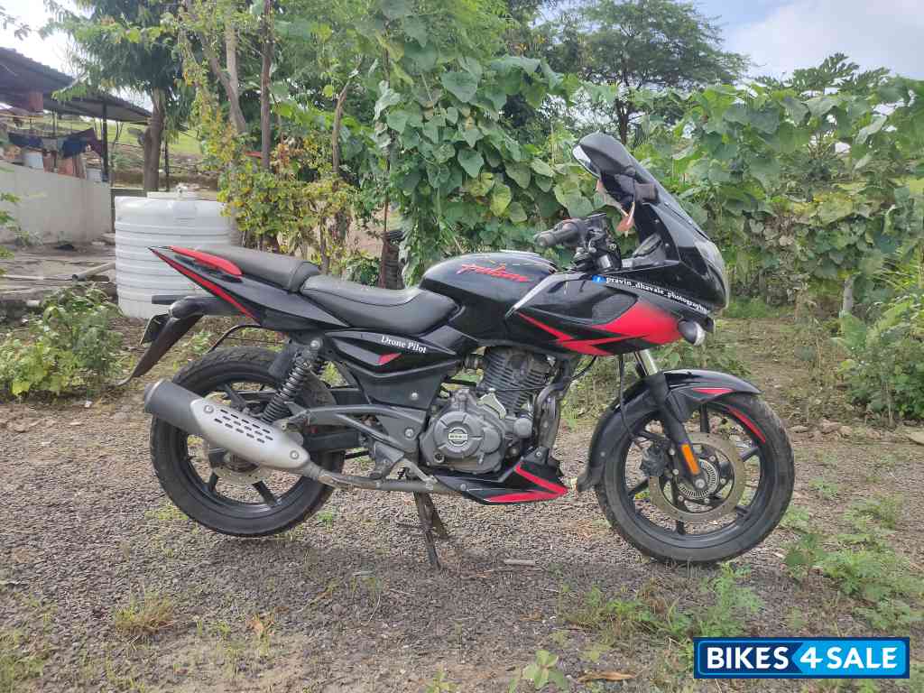 Bajaj Pulsar 180F Neon