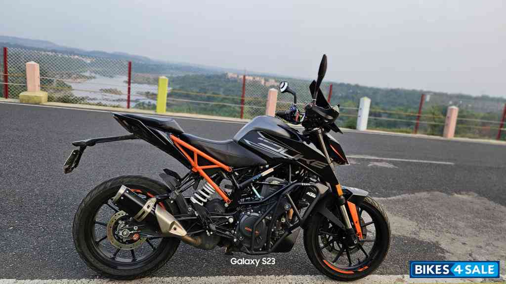 Met Ebony Black And Grey KTM Duke 250 2022