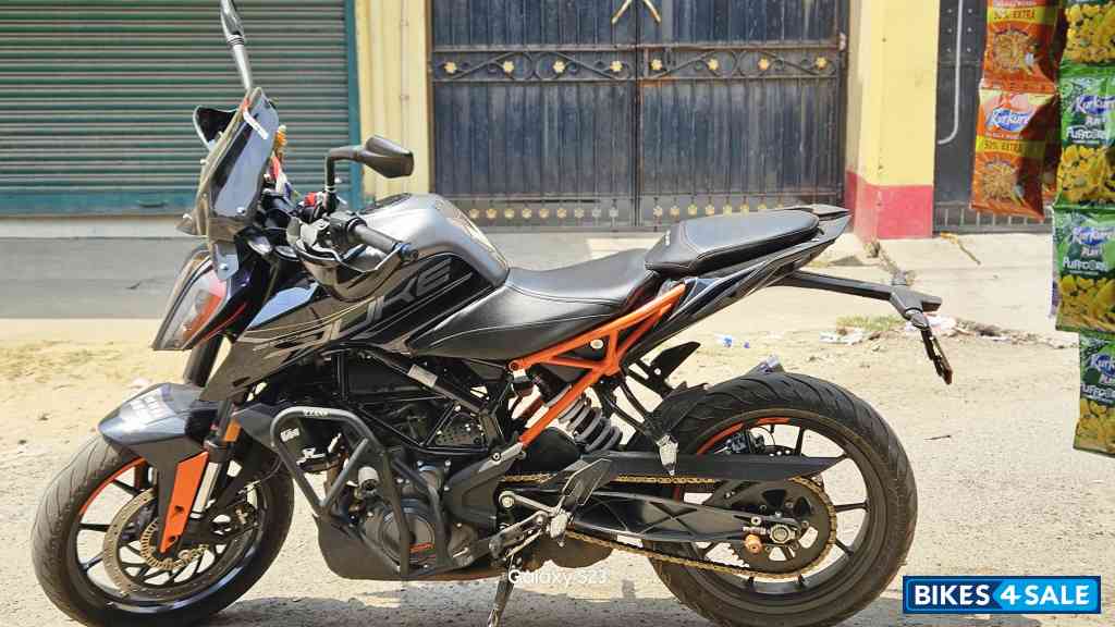 Met Ebony Black And Grey KTM Duke 250 2022