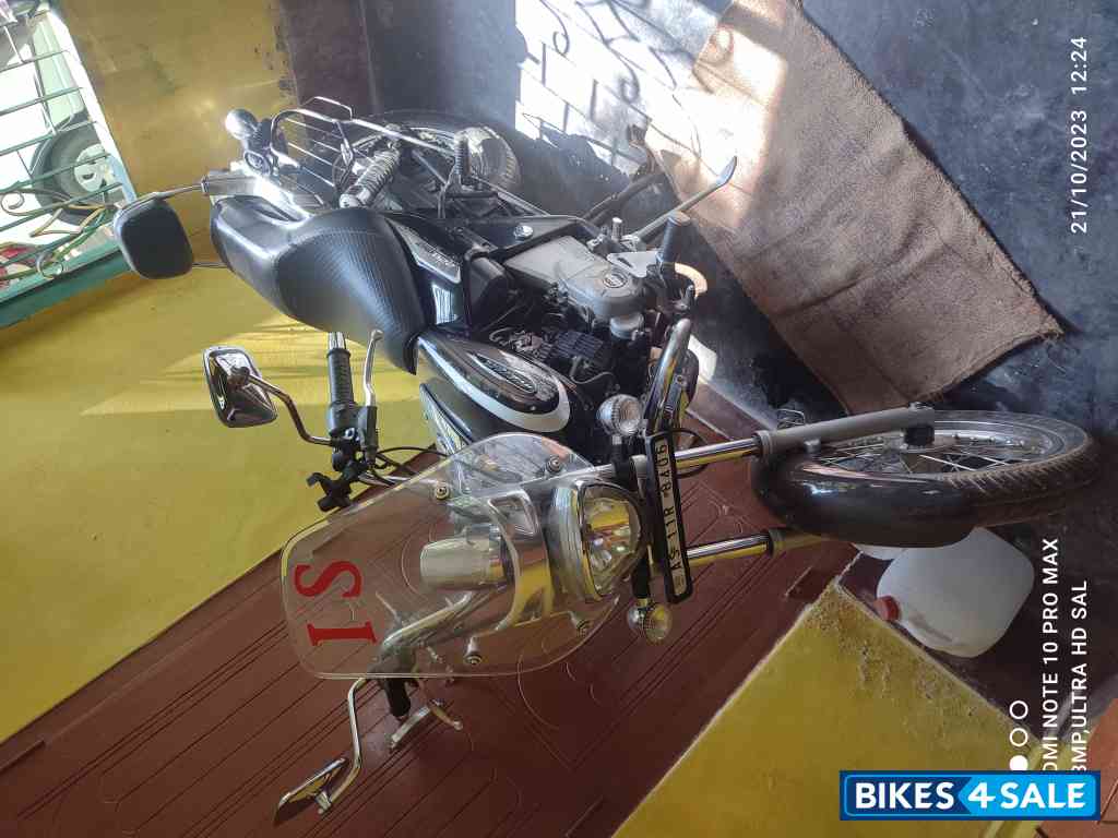 Black Bajaj Avenger Cruise 220