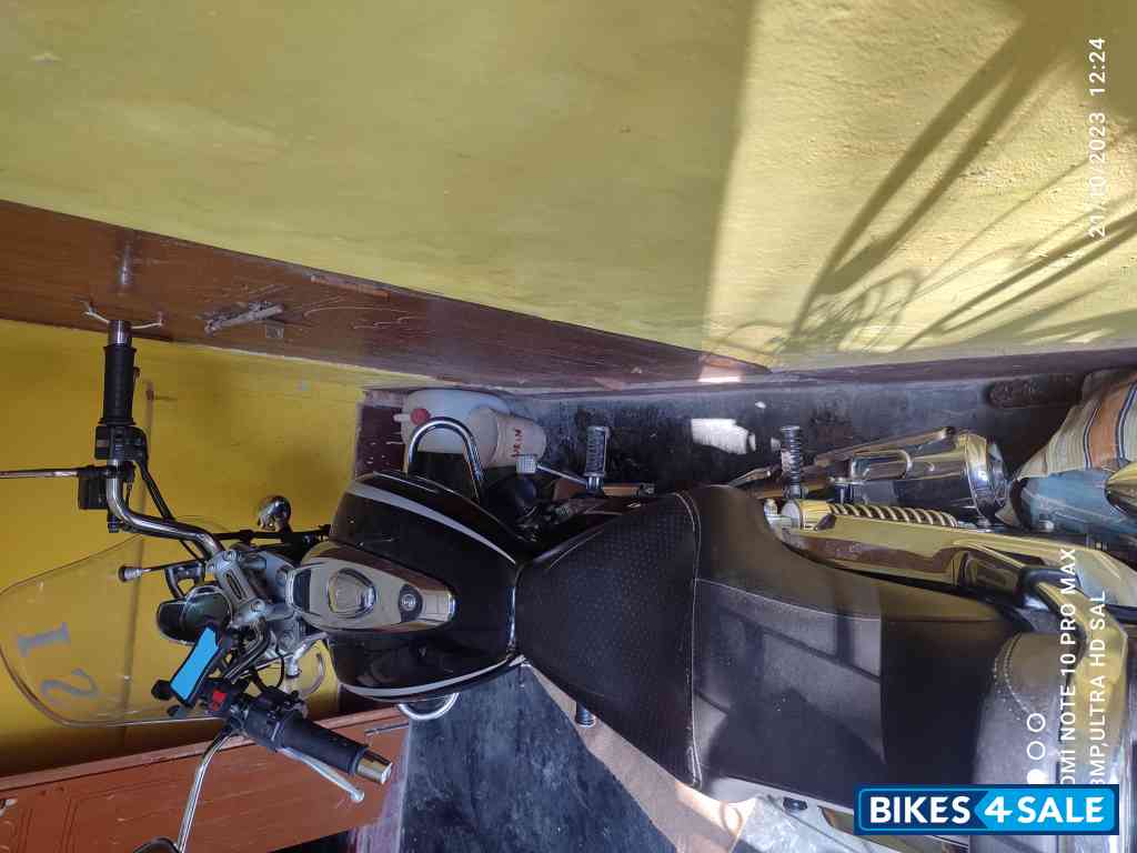 Black Bajaj Avenger Cruise 220