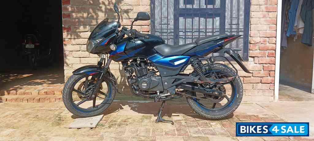 Black & Blue Bajaj Pulsar 150 Twin Disc Black & Blue Bajaj Pulsar 150 Twin Disc