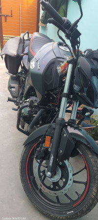 Stealth Black Hero Xtreme 160R 4V Connected 2.0