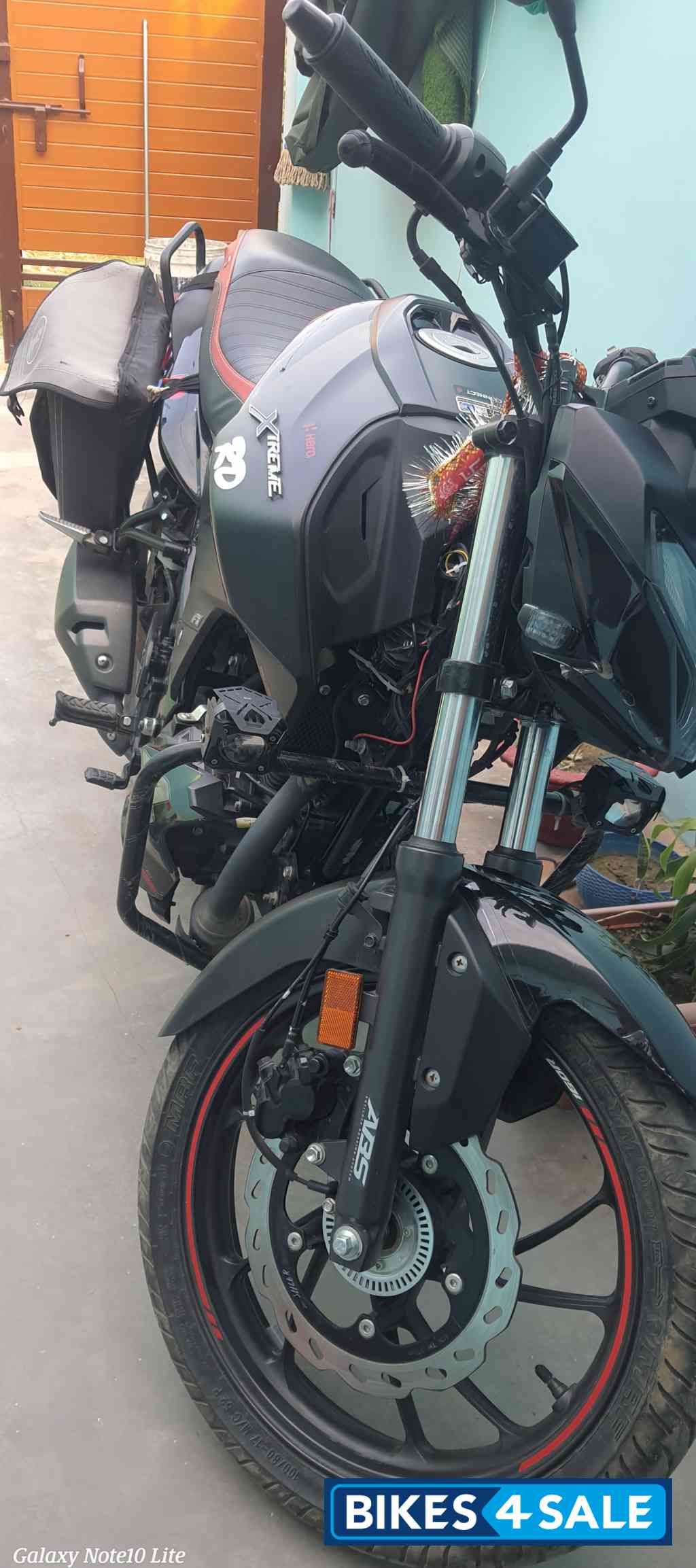 Stealth Black Hero Xtreme 160R 4V Connected 2.0