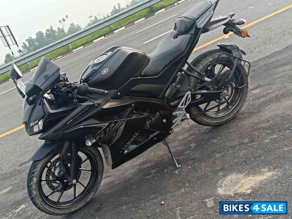 Mate Black Yamaha YZF R15 V3 BS6