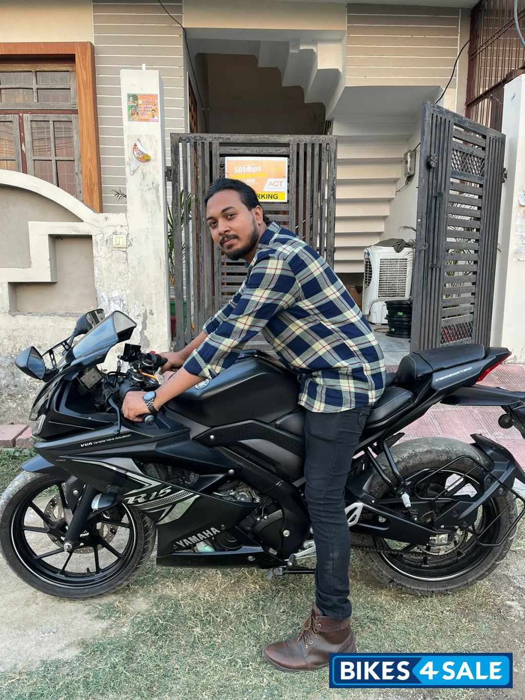 Mate Black Yamaha YZF R15 V3 BS6