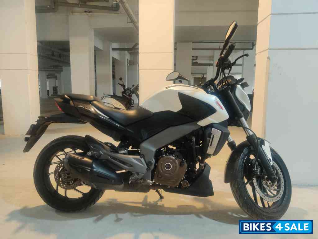 White Bajaj Dominar 400