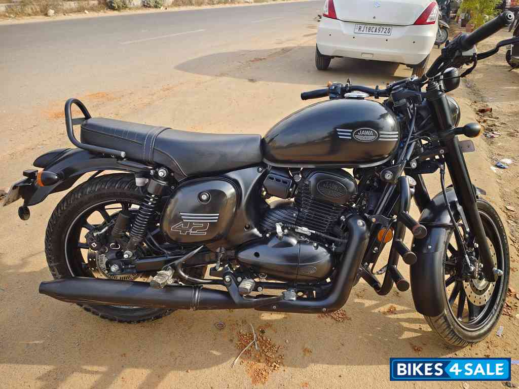 Black Dual Tone Jawa 42 Dual Tone