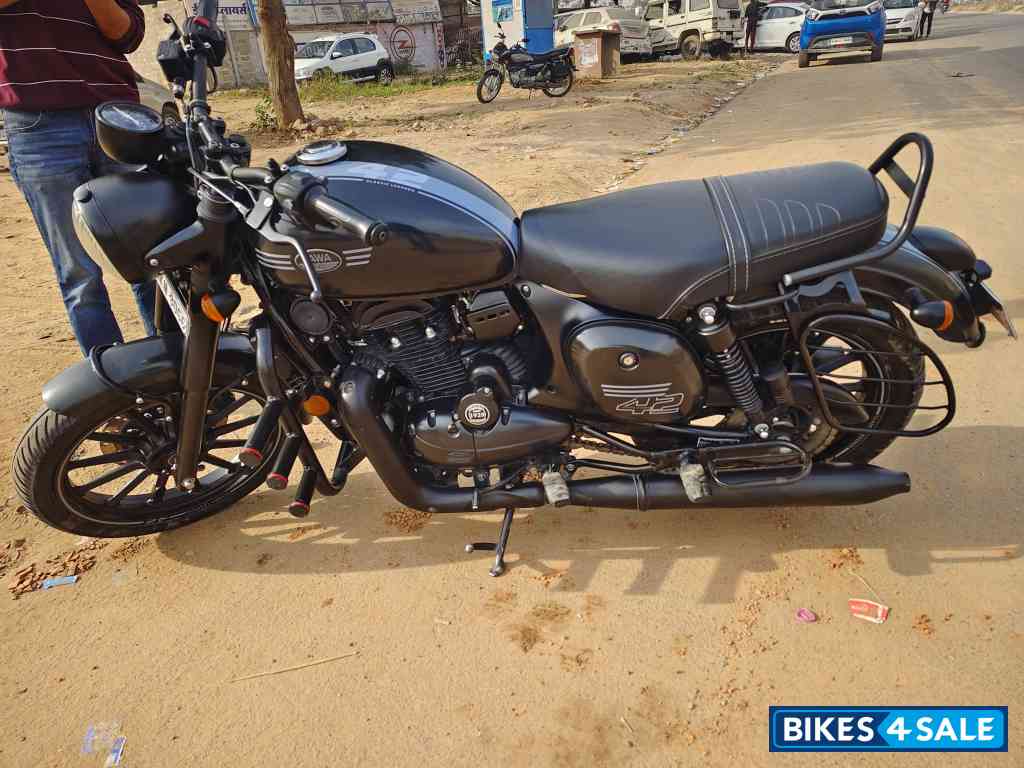 Black Dual Tone Jawa 42 Dual Tone
