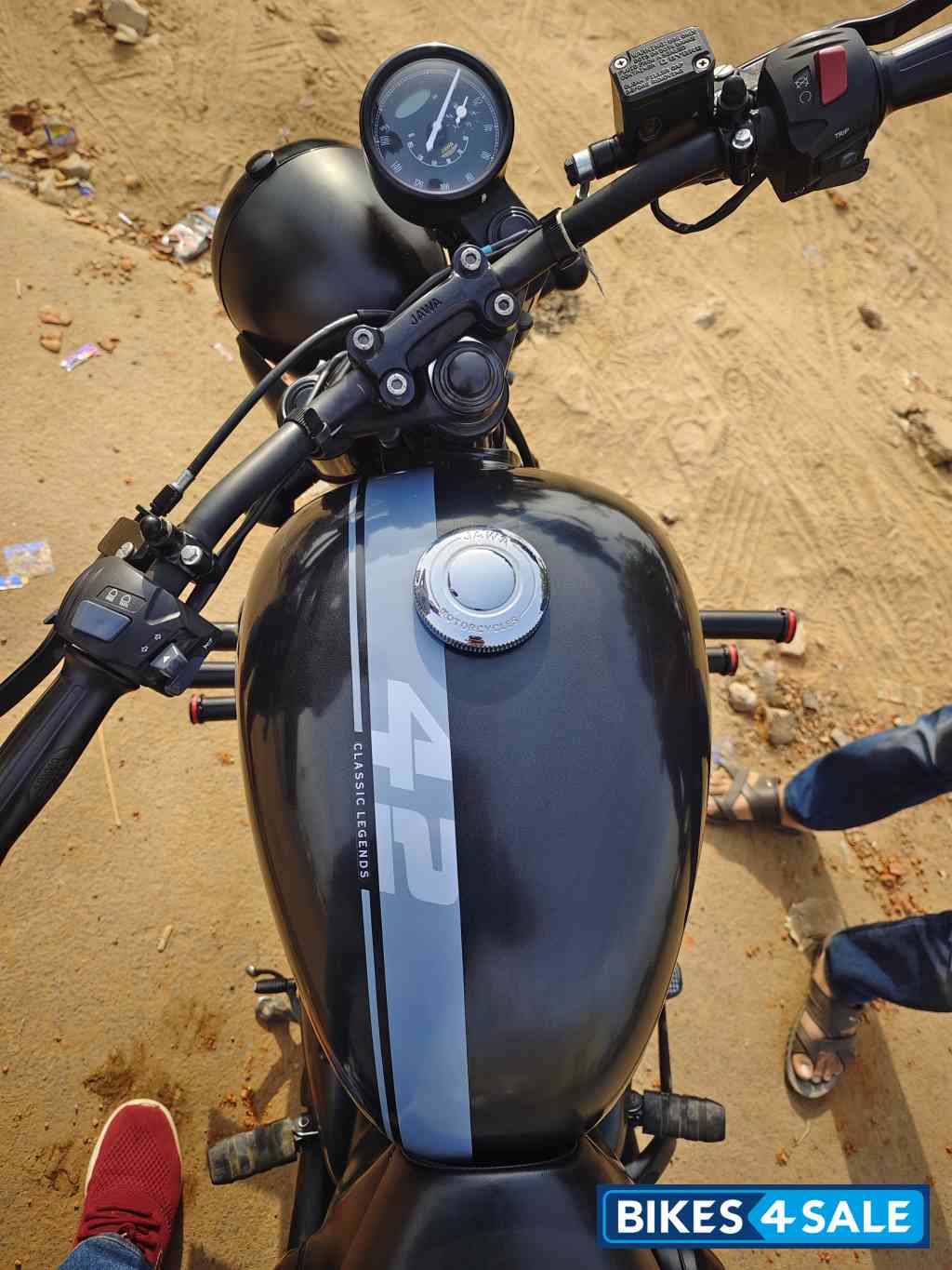 Black Dual Tone Jawa 42 Dual Tone