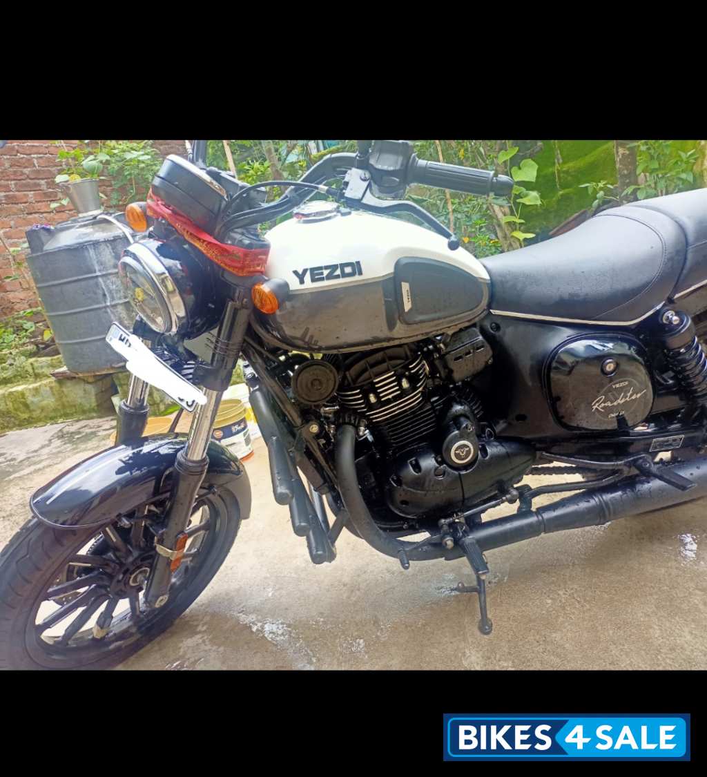 Yezdi Roadster Dual Tone