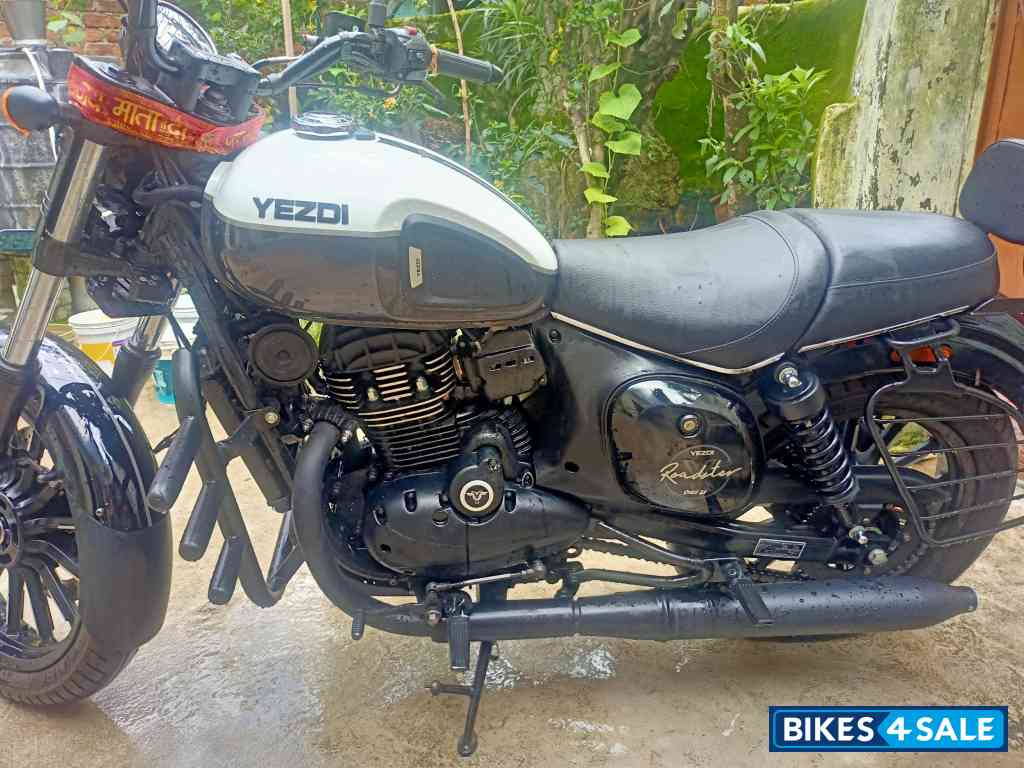 Yezdi Roadster Dual Tone