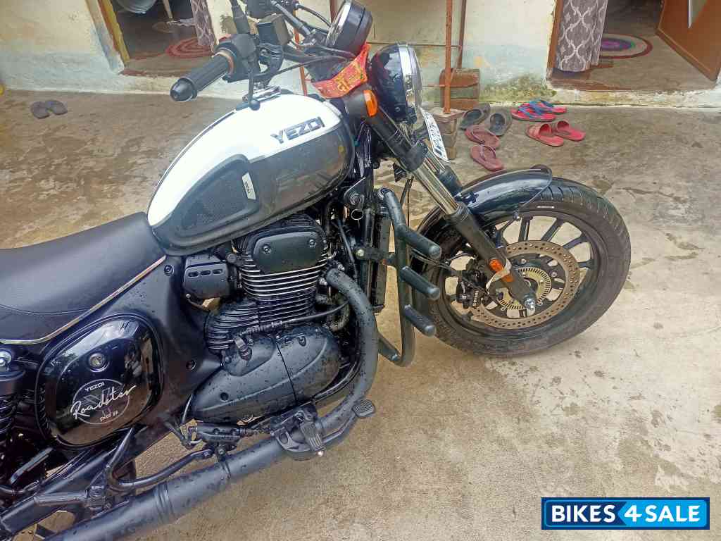 Yezdi Roadster Dual Tone